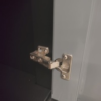 Armoire de rangement en acier verrouillable avec compartiments supérieurs et inférieurs, design moderne pour hôpital, laboratoire, bureau, entrepôt, usage domestique ou professionnel