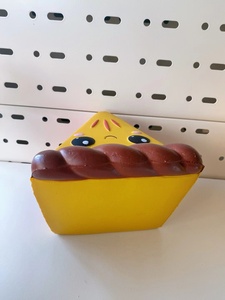 ของเล่นบีบรูปพิซซ่าเค้ก วัสดุ PU แบบกำหนดเองได้ น่ารัก บีบเล่นได้ มีกลิ่นหอม บรรเทาความเครียด ของเล่นบีบช้า - Product Image 2