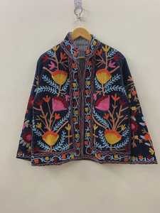Chaqueta de Invierno Chic Bordada a Mano con Terciopelo Suzani, Abrigo Bohemio Vintage Unisex, Ropa Exterior de Boutique de la India - Product Image 1