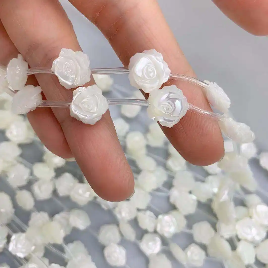 Perline di fiori rosa intagliate con conchiglia bianca naturale con perline a doppio lato sciolte fai da te per la creazione di gioielli 6mm 8mm 10mm 12mm