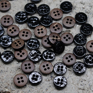 กระดุมเปลือกมะพร้าวทรงกลมแบนสีดำ 4 รู สำหรับเสื้อผ้าเด็ก ขายส่ง มีสินค้าในสต็อก เป็นมิตรกับสิ่งแวดล้อม รับทำโลโก้ - Product Image 1