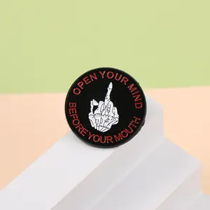 กะโหลกพังก์ให้นิ้วกลางด้วยตัวอักษรเปิดใจของคุณก่อนที่ปากของคุณเข็มกลัดโลหะเคลือบตลก - Product Image 3