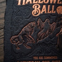 Suite d'invitations gothiques d'Halloween en typographie, avec dorure à chaud et phosphorescence, incluant des billets d'admission