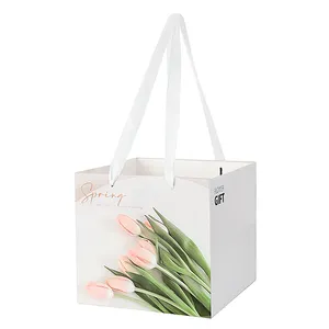 थोक कस्टम कोरियन पुनर्नवीनीकरण फूल उपहार पोर्टेबल पैकेजिंग बैग ट्यूलिप पैटर्न उपहार बैग