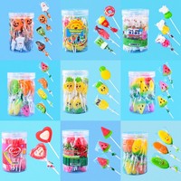 Potjes met gemengde, schattige vormen lolly's, kleurrijke harde snoepjes, individueel verpakt, kindersnack voor verjaardagsfeestjes.