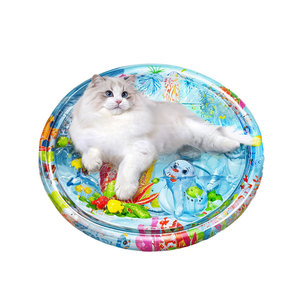 Colchoneta refrescante de verano para mascotas, Enfriador de cama de juego de agua de verano de PVC para perros y gatos con peces de esponja con estampado de peces incluidos - Product Image 1