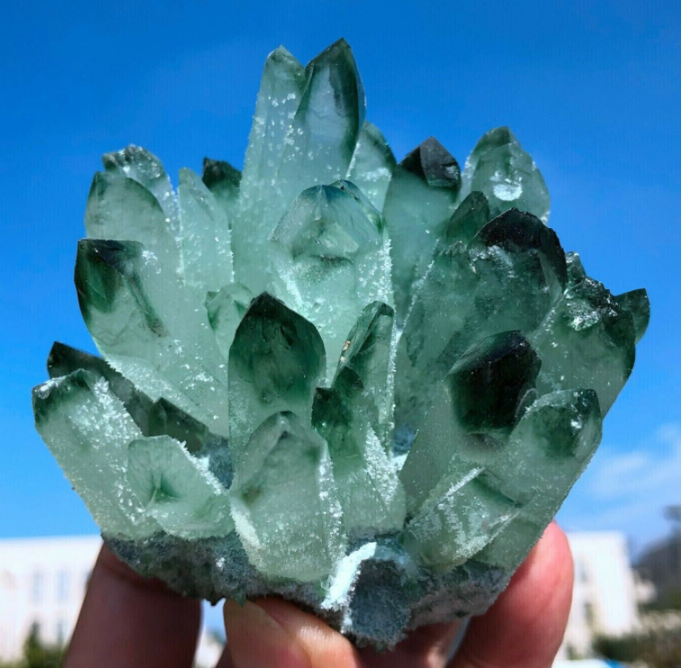 คลัสเตอร์ควอตซ์สีเขียวเทียม