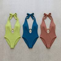 Fabrikant op maat gemaakte hardware O-ring dames uitgeholde monokini badpak halter plunge V-hals premium bikini strandkleding