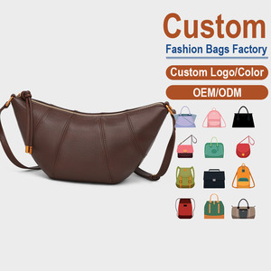 Sac bandoulière en cuir PU pour femme, design structuré avec chaînes et options personnalisables, couleur cognac, collection hiver - Product Image 1