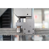 Scie à ruban métallique semi-automatique hydraulique de type ciseaux avec moteur et engrenage pour la coupe horizontale des barres et des tuyaux en acier