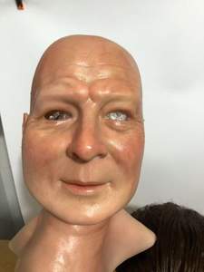 หน้ากากซิลิโคนนุ่มรูปทรงชายชรา สำหรับใช้เป็นอุปกรณ์ประกอบฉากภาพยนตร์ ยืดหยุ่น<span class=keywords><strong>สูง</strong></span> ใช้ซ้ำได้ พร้อมผมปลอมและเคราเสมือนจริง - Product Image 4