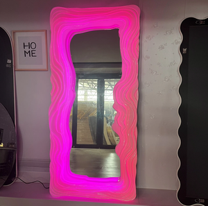 आधुनिक गुलाबी सैलून दीवार दर्पण अनियमित सजावटी ग्लास लड़कियों की दीवार सजावट के लिए वायवी डिजाइन - Product Image 2