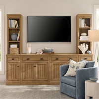 Farmhouse Oak Entertainment Center dengan Pintu Beadboard, Rak TV dengan Lemari Buku & Laci Samping, Konsol Media dengan Perangkat Keras Hitam