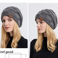 Venta al por mayor de acrílico a cuadros Jacquard de punto aislado Slouchy Knit Oversized Long Winter Slouch Rasta Hat Reggae Cap Beanie para mujeres