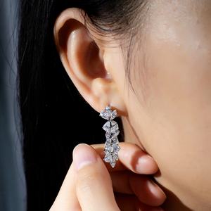 ต่างหูเพชรเลี้ยงในห้องปฏิบัติการ ทอง 18k ต่างหูแบบสั่งทำ ต่างหูแบบติดหู ต่างหูสำหรับผู้หญิง - Product Image 5