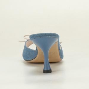 Sandales mules décontractées pour femmes en denim délavé, à talon fin, avec nœud en cuir contrastant, style plage - Product Image 6