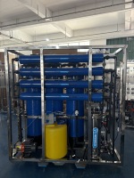 Système de traitement de l'eau par osmose inverse industrielle, réservoir FRP, pompe contrôlée par PLC, machine de purification d'eau potable 1000LPH
