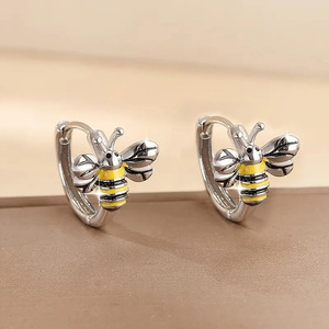 Orecchini a Cerchio a Forma di Ape per Donne, Design Geometrico Animale, Gioielli Delicati per Uso Quotidiano alla Moda - Product Image 2