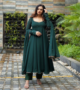 Robe longue en georgette de renard uni avec Dupatta pour femmes Belle robe à licou décontractée avec logo d'impression numérique subtile au dos - Product Image 6