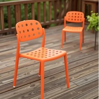 Chaise de salle à manger en résine plastique empilable colorée de style nordique moderne pour restaurants et cafés en plein air