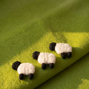 Adorno de fieltro de lana de oveja negra al por mayor, hecho a mano, decoración colgante para el hogar, juego de regalo novedoso para niños, Navidad - Product Image 4