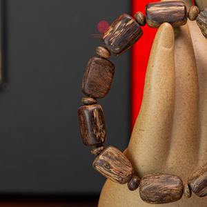 Bracelet de perles d'agarwood naturel de qualité supérieure, en bois d'oud authentique à fort pouvoir envoûtant, taille moyenne pour homme, fait main, bijou élégant - Product Image 3