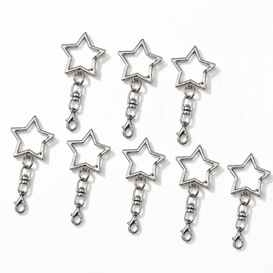 Pendentif de voiture en alliage métallique coloré en forme d'étoile, directement de l'usine, cadeau pour femme, porte-clés léger avec fermoir à pression, breloque de sac - Product Image 1