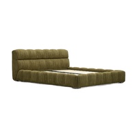 Lit plateforme moderne et minimaliste en tissu texturé et bois de pin, avec sommier plissé rembourré vert olive, lit double à profil bas pour hôtel