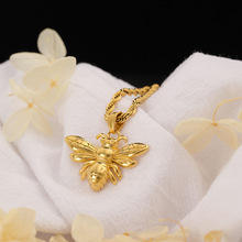 Collana Unisex Trendy in Acciaio Inox Placcato Oro con Ciondolo Ape e Catena Singapore Intrecciata, Regalo Personalizzato per Fidanzata - Product Image 6