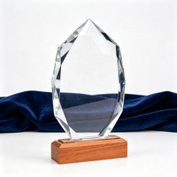 Pas cher Personnalisé Nom Individuel Gravé Haute Qualité Souvenir Cadeau Base En Bois Cristal Prix Plaque De Verre Trophée