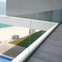 Garde-corps en verre à profil en U ultra-mince en aluminium d'inspiration nordique pour les lofts modernes