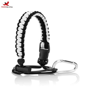 Porte-bouteille tissé à la main avec mousqueton et anneau de sécurité en plastique pour le camping et la randonnée – Accessoire prêt à expédier, commande en gros mixte - Product Image 1