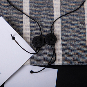 Étiquettes volantes en papier de coton personnalisées, étiquette pivotante noire estampée à chaud avec logo et <span class=keywords><strong>ficelle</strong></span> d'étanchéité pour accessoires de jeans, papier épais - Product Image 5