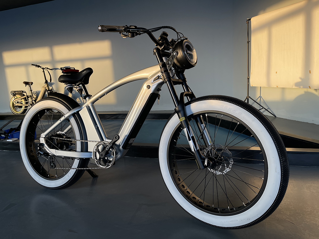 クルーザー電動自転車工場26インチファットタイヤ10001500Wバ