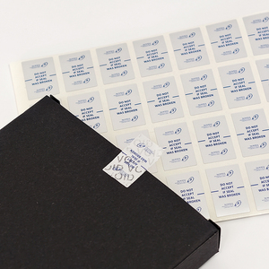 Etiqueta de seguridad personalizada con texto impreso, adhesiva y a prueba de manipulaciones, para sellar cajas de botellas de cosméticos. - Product Image 4