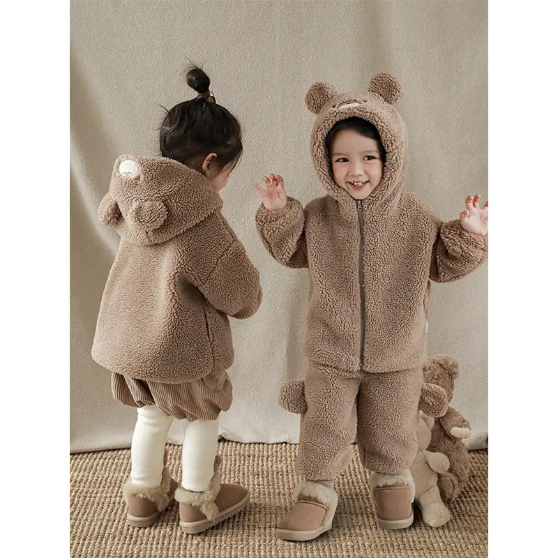 लड़कियों के छोटे भालू ने गर्म लड़कियों की शरद ऋतु और सर्दियों 2024 नवीनतम बच्चों के लुक्स कोट पैंट मोटी 2 पीसी बच्चों के कपड़े