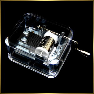 Boîte à musique carrée en acrylique à manivelle avec durée sonore <span class=keywords><strong>de</strong></span> 60s Mini ornement transparent artisanal <span class=keywords><strong>de</strong></span> luxe écologique - Product Image 5