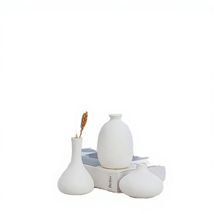 Vase de table en céramique blanche mate au design moderne et personnalisé, décoration minimaliste pour la maison, idéal pour un cadeau de pendaison de crémaillère, 8-12 pouces de largeur x 16-24 pouces de hauteur - Product Image 2