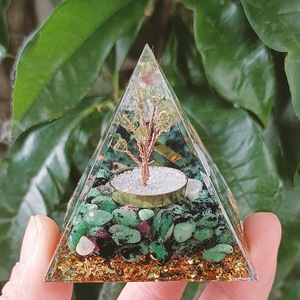 Pirámide de Cristal con Piedras, Adorno de Resina Epoxi para Escritorio, Decoración para Acuario, Árbol de Olivo, Joya Roja y Verde, Regalo Ecológico - Product Image 1