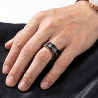 Bague en carbure de tungstène martelé et facetté Tizti pour homme, incrustation or noir et copeaux de titane, bague de fiançailles ou de promesse pour homme