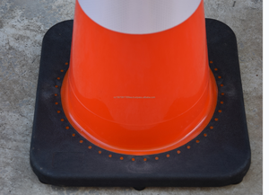 Cône de signalisation routière en PVC durable rouge avec base noire flexible, hauteur 45-75 cm, Wesure S1022, pour le contrôle de la sécurité routière - Product Image 3