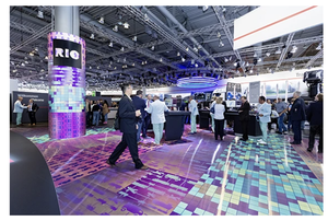 Piso de exhibición para aeropuertos con cambio de color ilimitado, personalizado y fabricado en Alemania por Lentiprint - Product Image 2