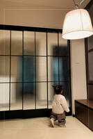 Porte coulissante en verre arqué en aluminium, style minimaliste moderne, cadre fin, verre texturé, étanche, pour chambre principale, suite, usage extérieur