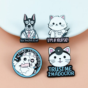 Broches en émail mignonnes en forme de <span class=keywords><strong>chat</strong></span>, jouets de docteur, accessoires en métal émaillé personnalisés pour chien, vente en gros, broche d'infirmière, épingles de médecine - Product Image 3