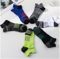 Fabricant de chaussettes de sport respirantes pour hommes, personnalisées en gros, anti-humidité, pour la course, la gym et le basketball