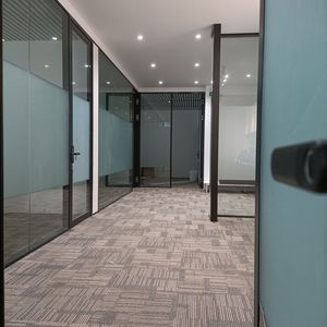 Cloison insonorisée moderne à double couche <span class=keywords><strong>de</strong></span> verre trempé <span class=keywords><strong>de</strong></span> 85 mm avec cadre en aluminium pour bureau, école, <span class=keywords><strong>salon</strong></span>, <span class=keywords><strong>cuisine</strong></span> - Product Image 2
