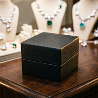 Boîte à bijoux en bois recouverte de cuir PU texturé noir, doublure en velours rouge, logo personnalisé pour demande en mariage et emballage de bagues de vente au détail