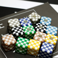Perles carrées en acrylique colorées à motif damier en gros pour bracelets faits main, chaînes de téléphone et accessoires de porte-clés