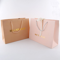 Sacs cadeaux en papier noir de luxe écologiques et recyclables personnalisés en gros avec logo et poignées en ruban pour chaussures et vêtements en fourrure