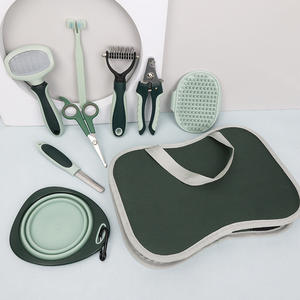 Kit de toilettage pour animaux de compagnie comprenant une <span class=keywords><strong>brosse</strong></span> de bain dépilatoire en caoutchouc, un peigne et des coupe-ongles, adapté aux chats et autres animaux de compagnie. - Product Image 3